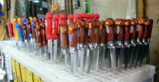 Harita Mühendisi, Dedesine Yardım İçin Bıçak Biliyor