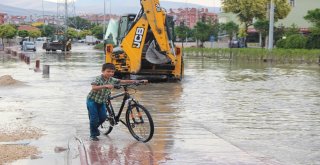 Suda Mahsur Kalan Minibüse İlginç Kurtarma