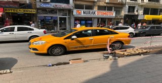 Yolun Ortasına Bırakılan Ticari Taksiyi İmece Usulü Kaldırdılar