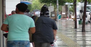 Kafasına Geçirdiği Poşetle Yağmurdan Korunmaya Çalıştı