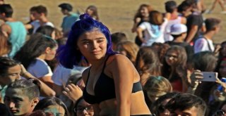 Antalyada Gençler Okul Öncesi Boya Savaşında Stres Attı