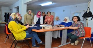 Kendi Kıyafetlerini Kendileri Dikiyorlar