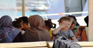 Ayvalıkta 53 Göçmen Denizin Ortasında Alabora Olmaktan Son Anda Kurtarıldı