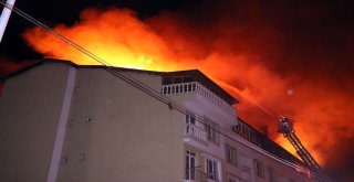 Çatı Yangını 5 Evi Kullanılamaz Hale Getirdi