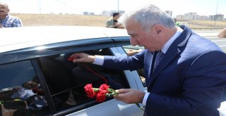 Vali Kamçı Trafik Denetimine Katıldı, Vatandaşlara Kırmızı Düdük Ve Karanfil Verdi