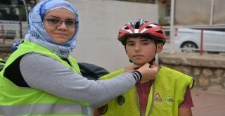 Bisikletleri İle Okullarına Gittiler