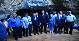 Bakan Ersoy Altınbeşik Mağarasını Gezdi