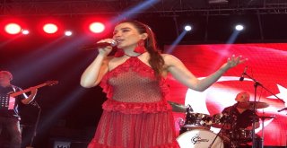 Burcu Güneş Sevilen Şarkılarını Hayranlarıyla Birlikte Seslendirdi