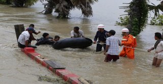 Myanmarda Köyler Sular Altında Kaldı: 50 Bin Kişi Tahliye Edildi