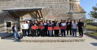 Caminin Tahribata Uğramasının Ardından Bir Mahalle Ayakta