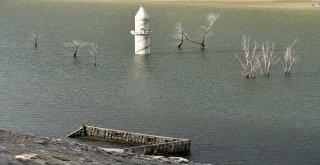 Baraj Suları Çekilince Köy Ortaya Çıktı