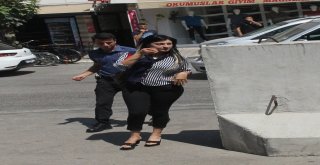 Kocasını Takip Edip Başka Kadınla Yakaladı