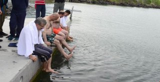 Sıcaktan Bunalan Protokol Üyeleri Çıldır Gölünde Serinledi