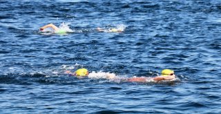 Boğazı Yüzerek Geçtiler