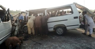 Pakistanda Trafik Kazası: 7 Ölü, 10 Yaralı