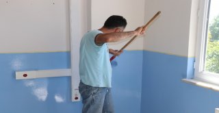 Fedakar Müdür Okulu Tek Başına Boyuyor