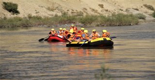 Tarihi İlçede, Vali İle Birlikte Araplar Rafting Yaptı