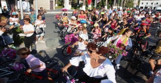 Süslü Kadınlar Turistlerin İlgi Odağı Oldu