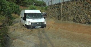 Sancaktepede Toprak Kayması Yaşanan Binanın Sakinleri Geceyi Otelde Geçirdi
