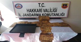 Hakkaride 17 Parça Tarihi Deri İncil Ele Geçirildi