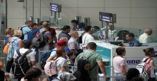 Atatürk Havalimanında Bayram Yoğunluğu Sürüyor