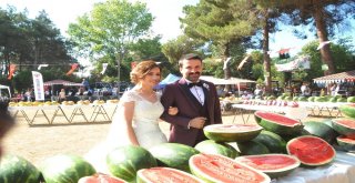 Öğretmen Gelin-Damat Pasta Yerine Karpuz Kesti