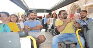 Kayyum Başkandan Turistlere Ücretsiz Özel Gezi Otobüsü Sürprizi