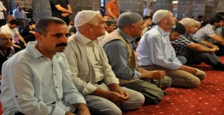 Bayram Namazında Camiler Doldu Taştı