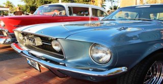 Klasik Otomobillerle Fotoğraf Çektirmek İçin Birbirleriyle Yarıştılar