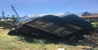 Kamyon Yol Kenarındaki Evin Bahçesine Devrildi