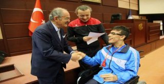 Büyükerşen Başarılı Sporculara Hediye Verdi