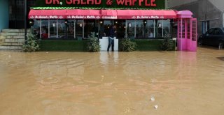 Erzurumda Sağanak Sele Dönüştü