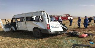 Göçmenleri Taşıyan Minibüsün Şoförü Uyudu: 2 Ölü, 23 Yaralı