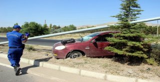 Askerlerin Bulunduğu Otomobil Aydınlatma Direğine Çarptı: 1 Ölü, 2 Yaralı