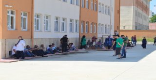 Öğrenciler Sınavın, Velileri Sıcak Havanın Terini Döktü