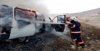 Minibüs Alev Aldı, Sürücü Son Anda Canını Kurtardı