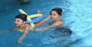 Çukurovada Yüzmeye Engel Yok