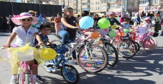 Süslü Kadınlar, Egzoz Kokusuna Karşı Pedal Çevirdi