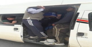 Vanda 18 Kişilik Minibüste 50 Kaçak Göçmen Yakalandı