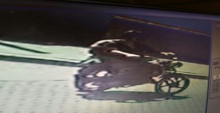 Motosiklet Ve Bisiklet Hırsızları Güvenlik Kamerasında