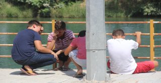 Kanala Düşen Çocuk Akıntıya Kapılarak Kayboldu, Annesi Ardından Feryat Etti