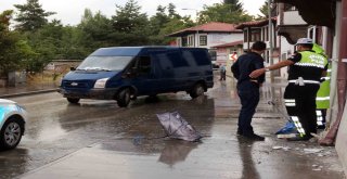 Yoldan Çıkan Minibüs Kaldırımdaki Yayaları Ezdi: 3 Yaralı