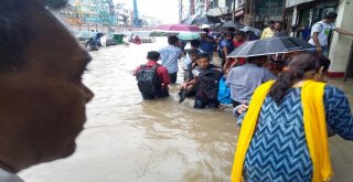 Bangladeşte Yağan Yağmur Taşkına Döndü