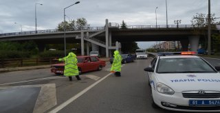 Yoldan Çıkan Otomobil Orta Refüjdeki Elektrik Direğine Çarptı: 3 Yaralı