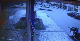 Motosiklet İle Otomobil Böyle Çarpıştı