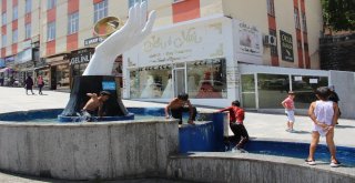 Sıcaktan Bunalan Çocuklar Süs Havuzunda Serinliyor