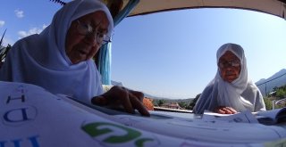 Balkonu Sınıfa Çeviren 80Lik Ninelerin Okuma Azmi