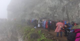 Dünyanın En Tehlikeli Yolunda Sis Ve Yağmura Rağmen Yürüdüler