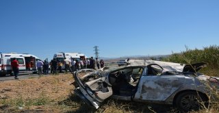 Sivasta Hafif Ticari Araç İle Otomobil Çarpıştı: 6 Yaralı
