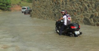 Sancaktepede Toprak Kayması Yaşanan Binanın Sakinleri Geceyi Otelde Geçirdi